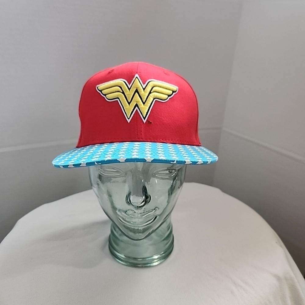 DC Comics Vibrant Red Cap - Picture 2 of 9